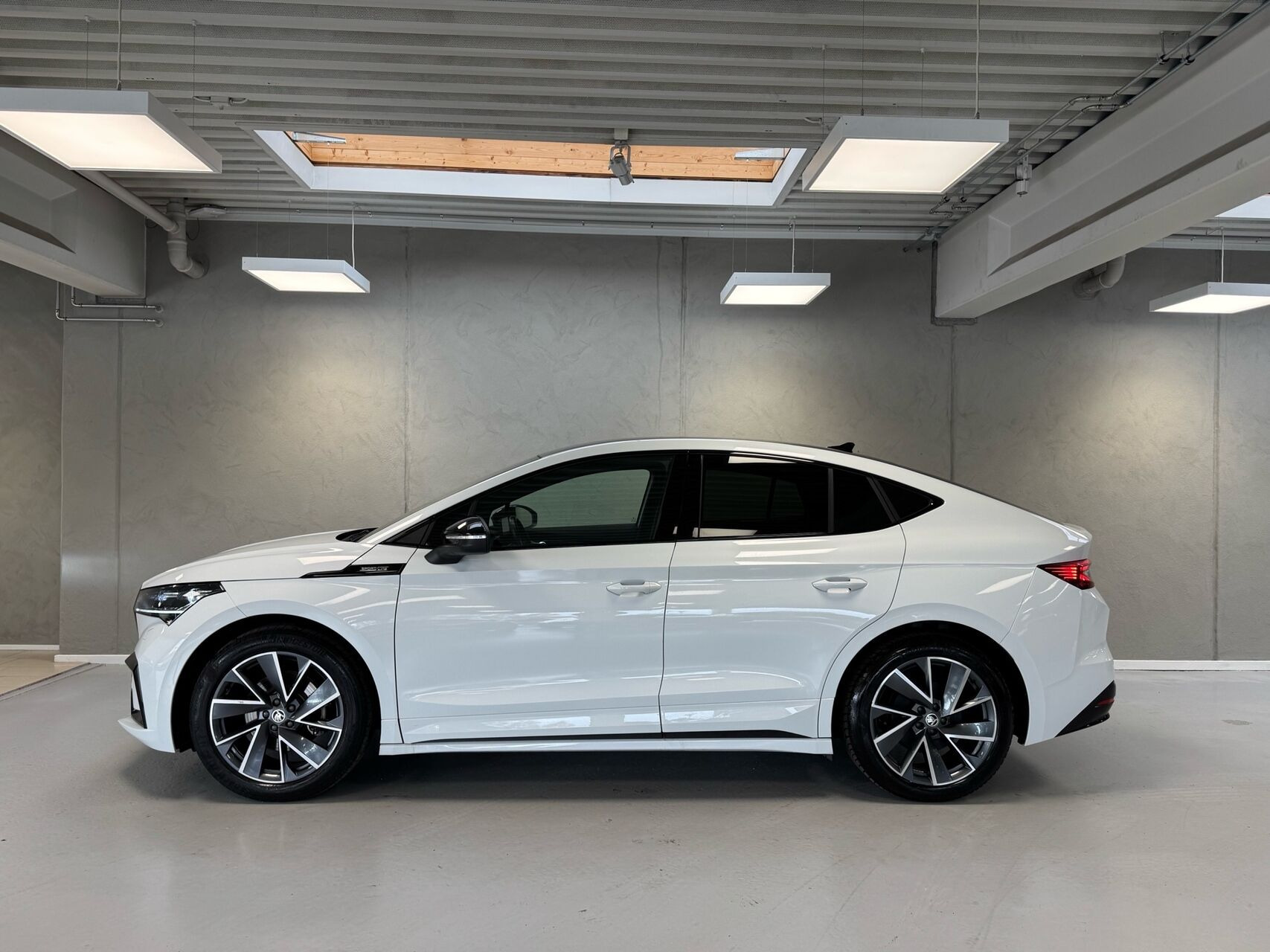 Hvid Skoda Enyaq fra 2024