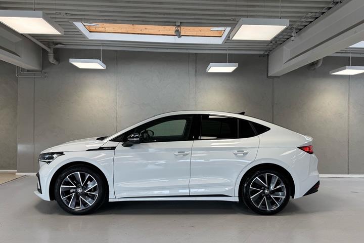 Hvid Skoda Enyaq fra 2024