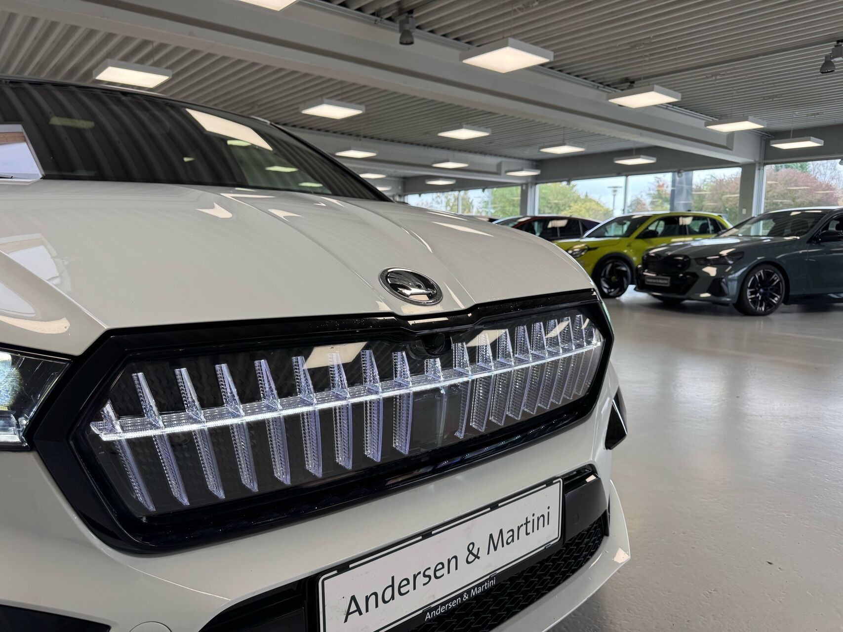 Hvid Skoda Enyaq fra 2024