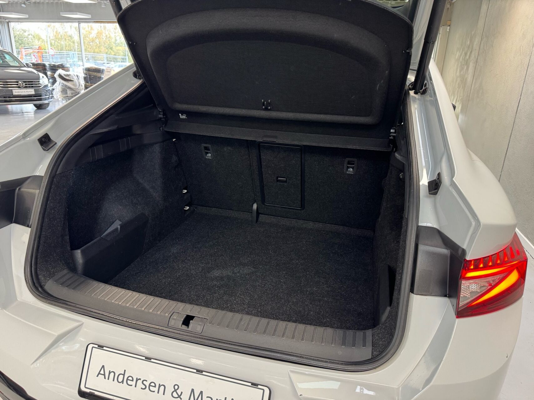 Hvid Skoda Enyaq fra 2024