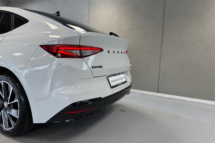Hvid Skoda Enyaq fra 2024