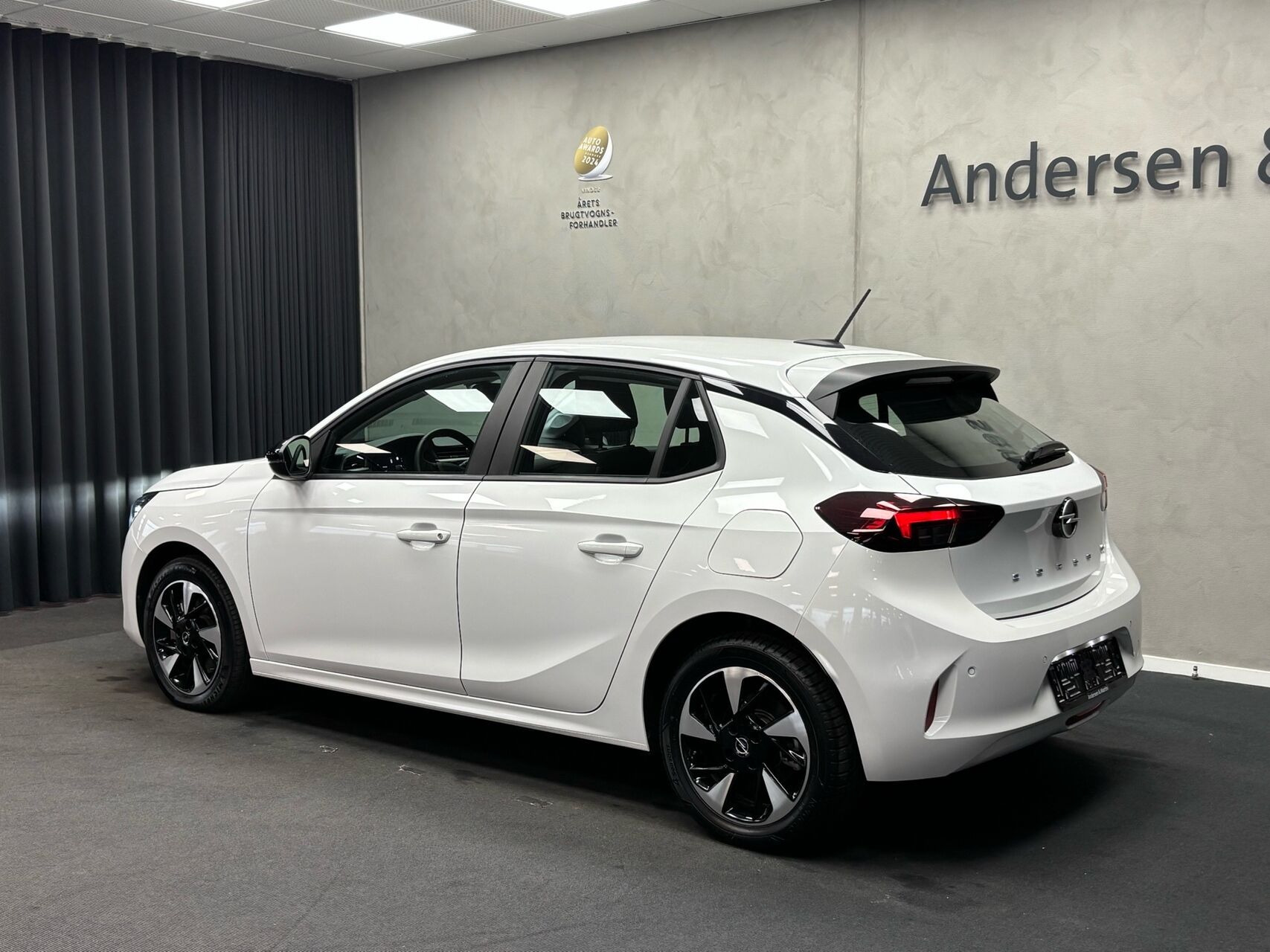 Hvid Opel Corsa-e fra 2023