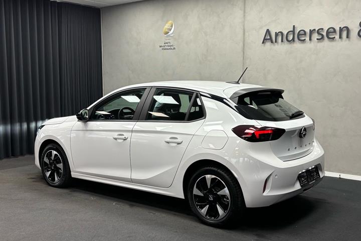 Hvid Opel Corsa-e fra 2023