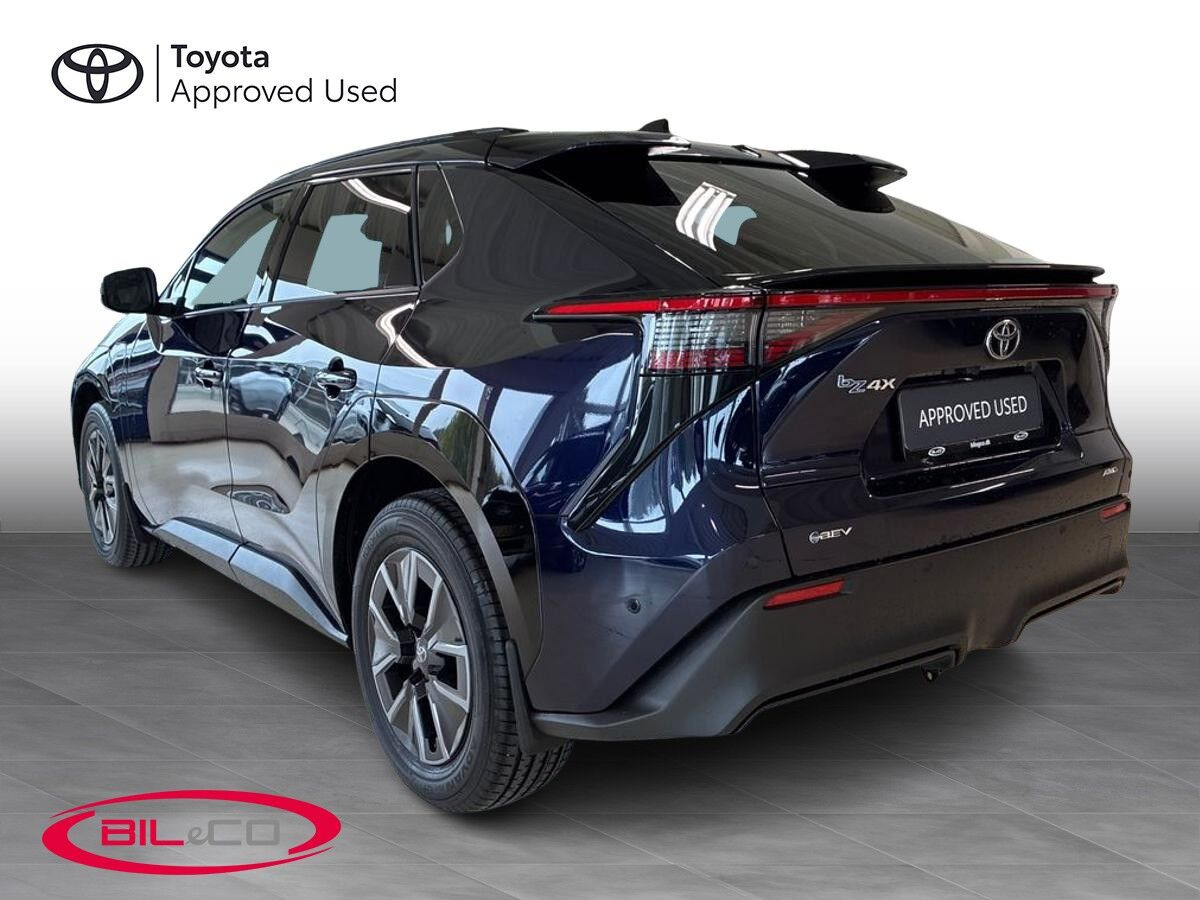 Blå Toyota BZ4X fra 2026