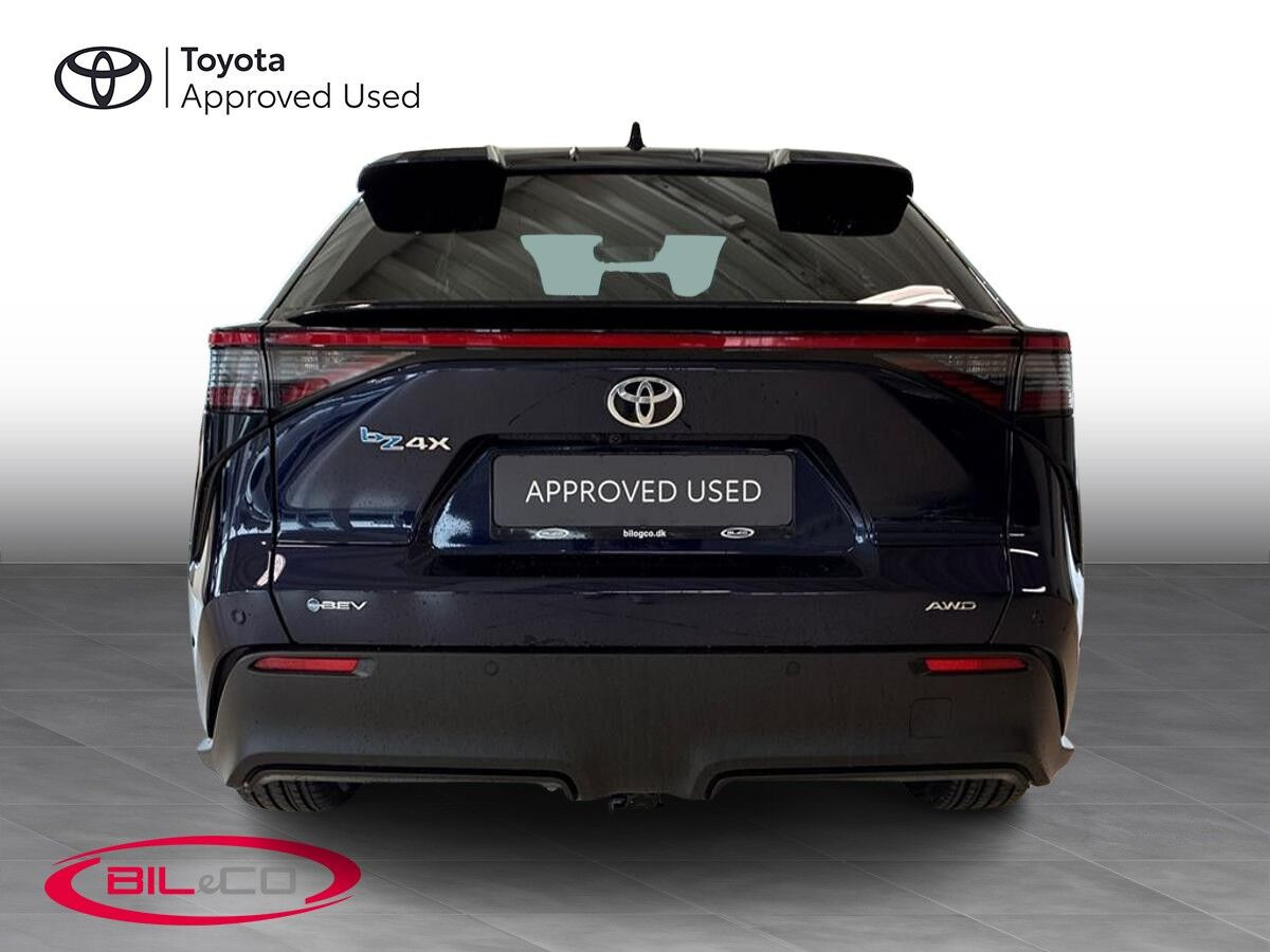 Blå Toyota BZ4X fra 2026
