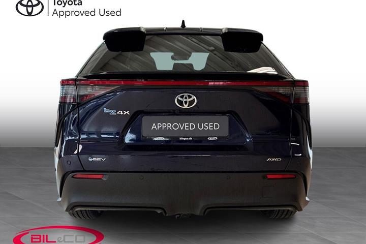 Blå Toyota BZ4X fra 2026