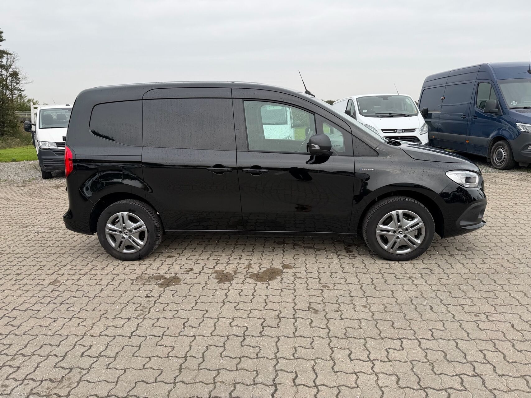 Sort Mercedes eCitan fra 2026