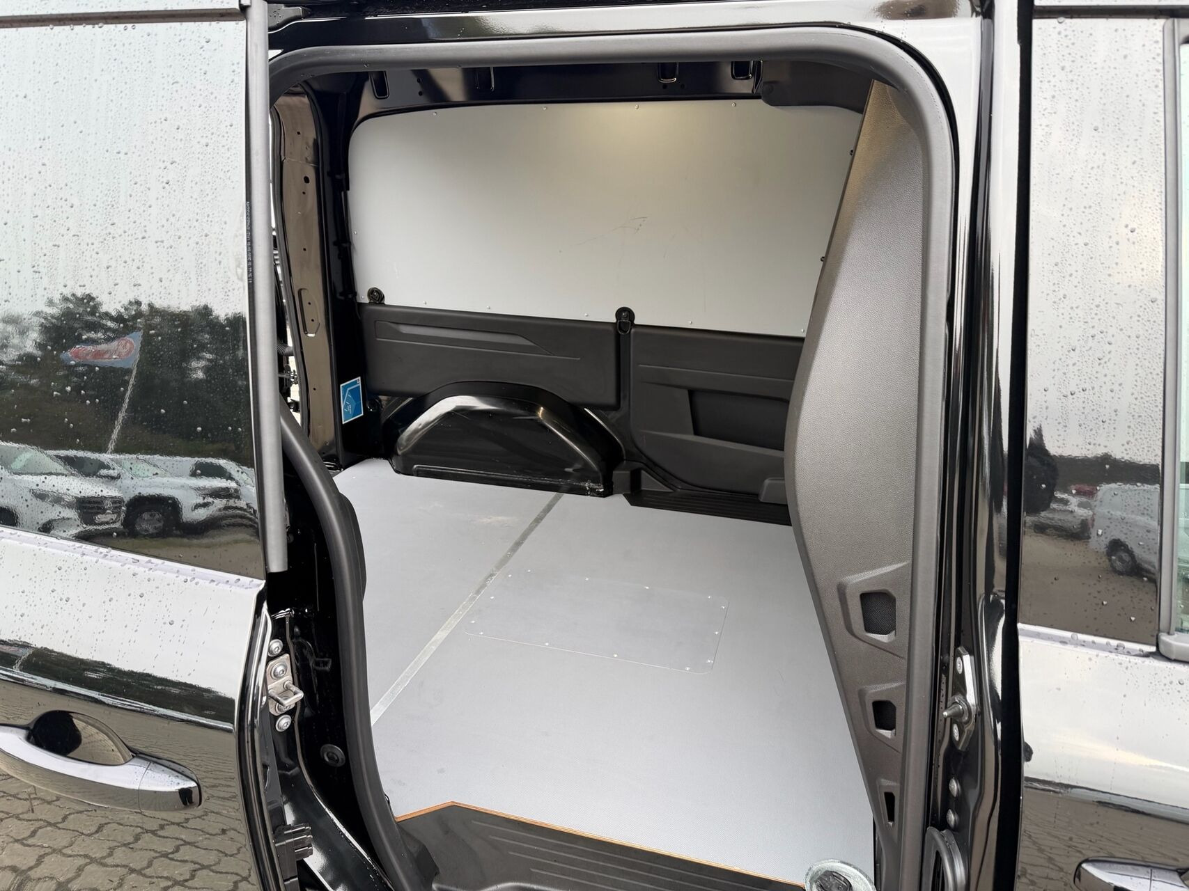 Sort Mercedes eCitan fra 2026