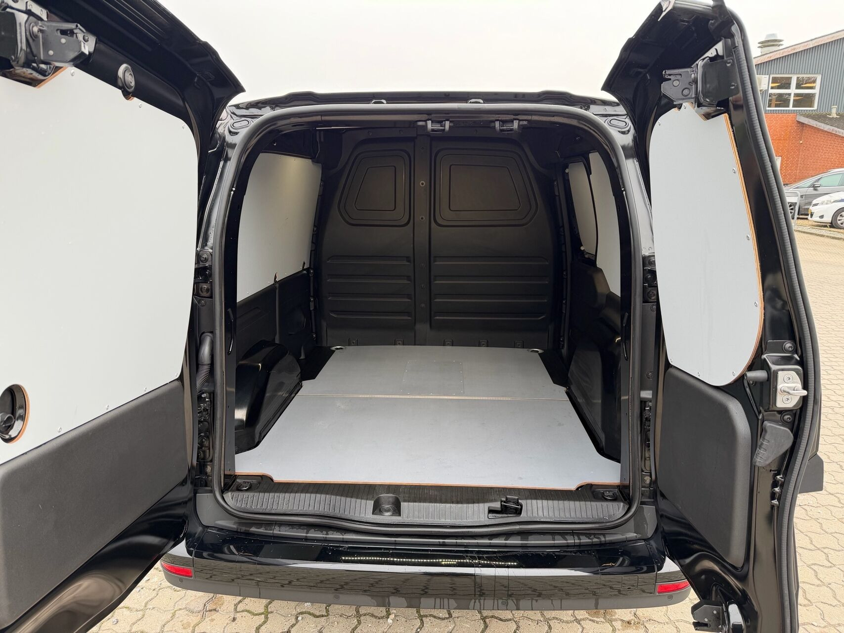 Sort Mercedes eCitan fra 2026
