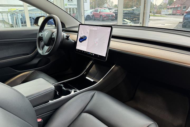 Blå Tesla Model 3 fra 2020