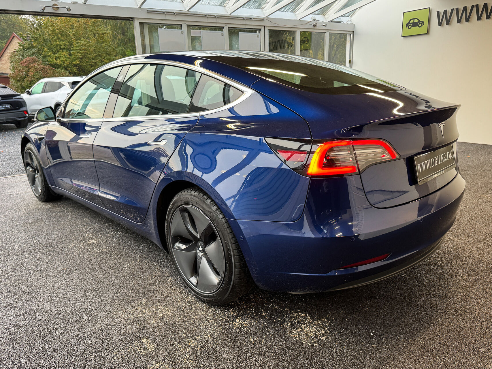 Blå Tesla Model 3 fra 2020
