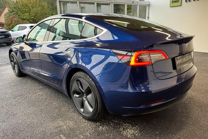 Blå Tesla Model 3 fra 2020