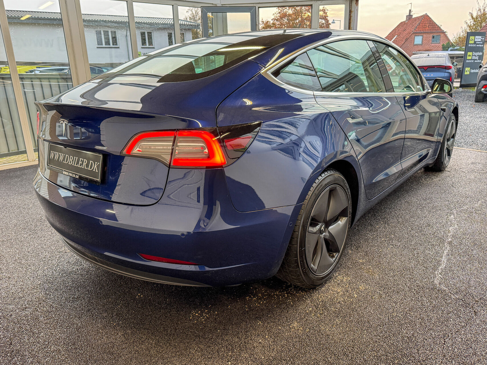 Blå Tesla Model 3 fra 2020
