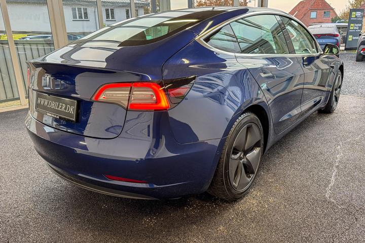Blå Tesla Model 3 fra 2020
