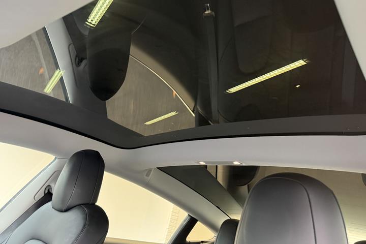 Blå Tesla Model 3 fra 2020