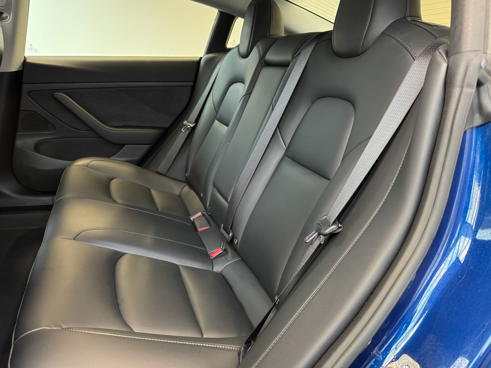 Blå Tesla Model 3 fra 2020