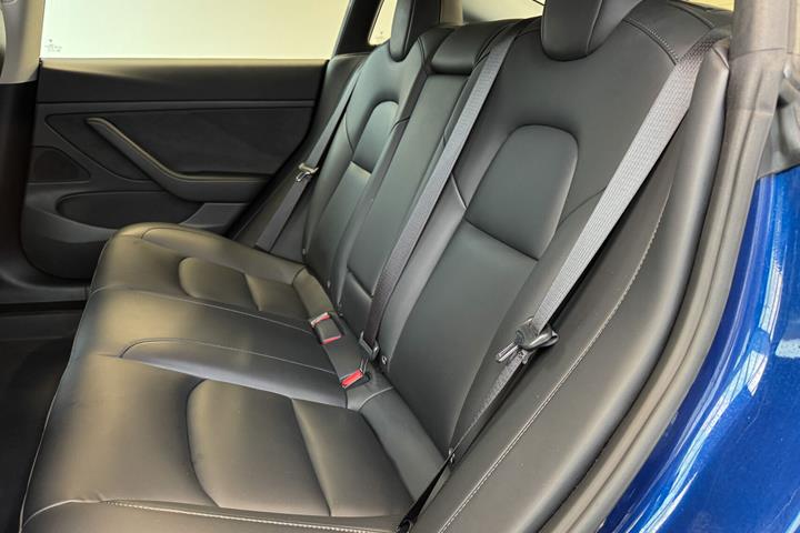 Blå Tesla Model 3 fra 2020