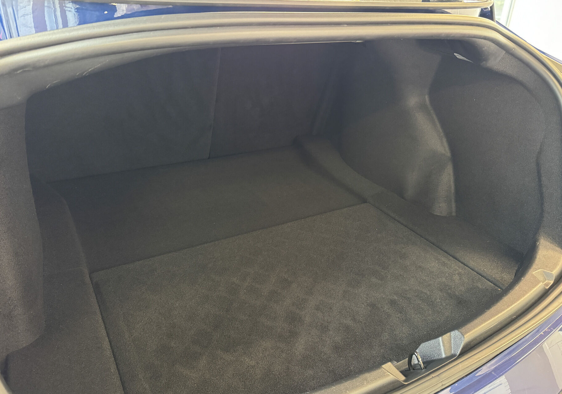 Blå Tesla Model 3 fra 2020