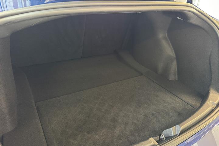 Blå Tesla Model 3 fra 2020