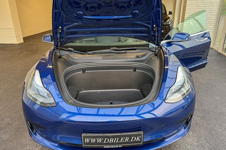 Blå Tesla Model 3 fra 2020
