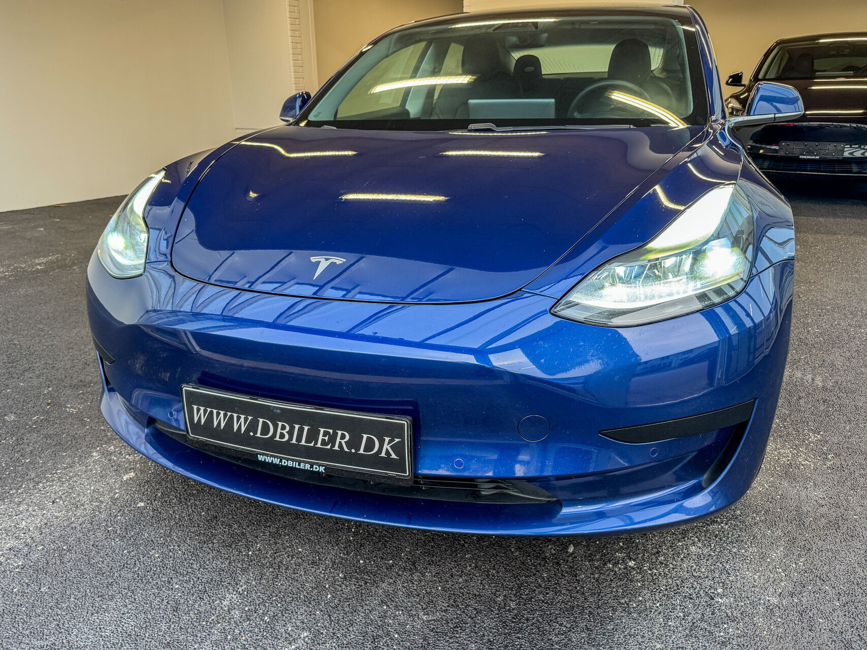Blå Tesla Model 3 fra 2020