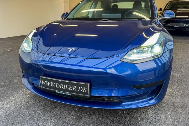 Blå Tesla Model 3 fra 2020