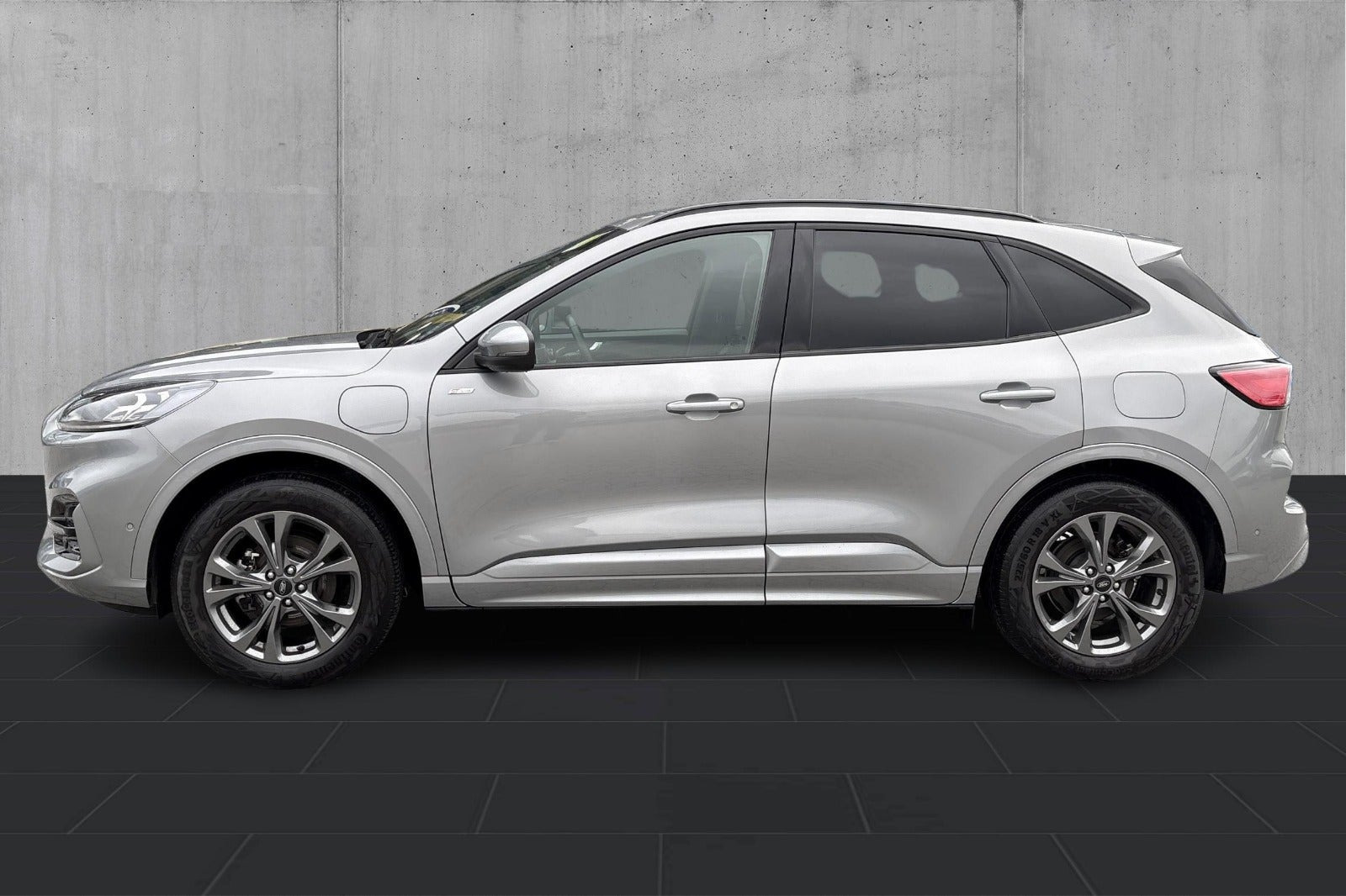 Grå Ford Kuga fra 2023
