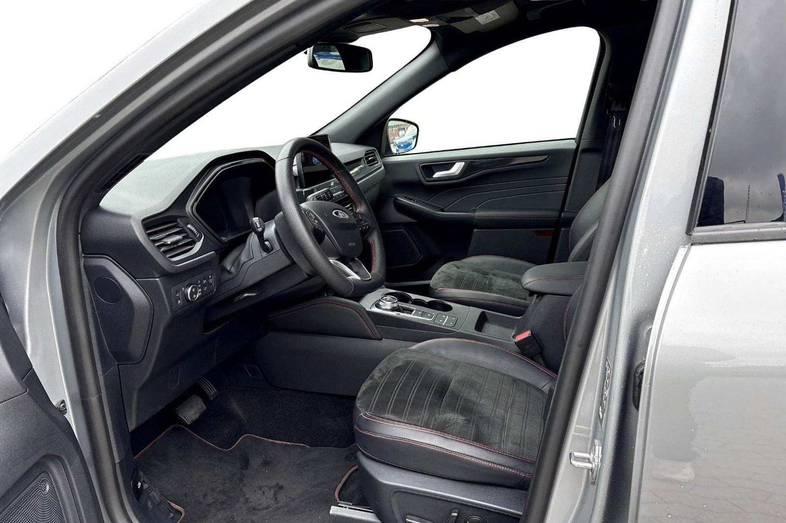 Grå Ford Kuga fra 2023