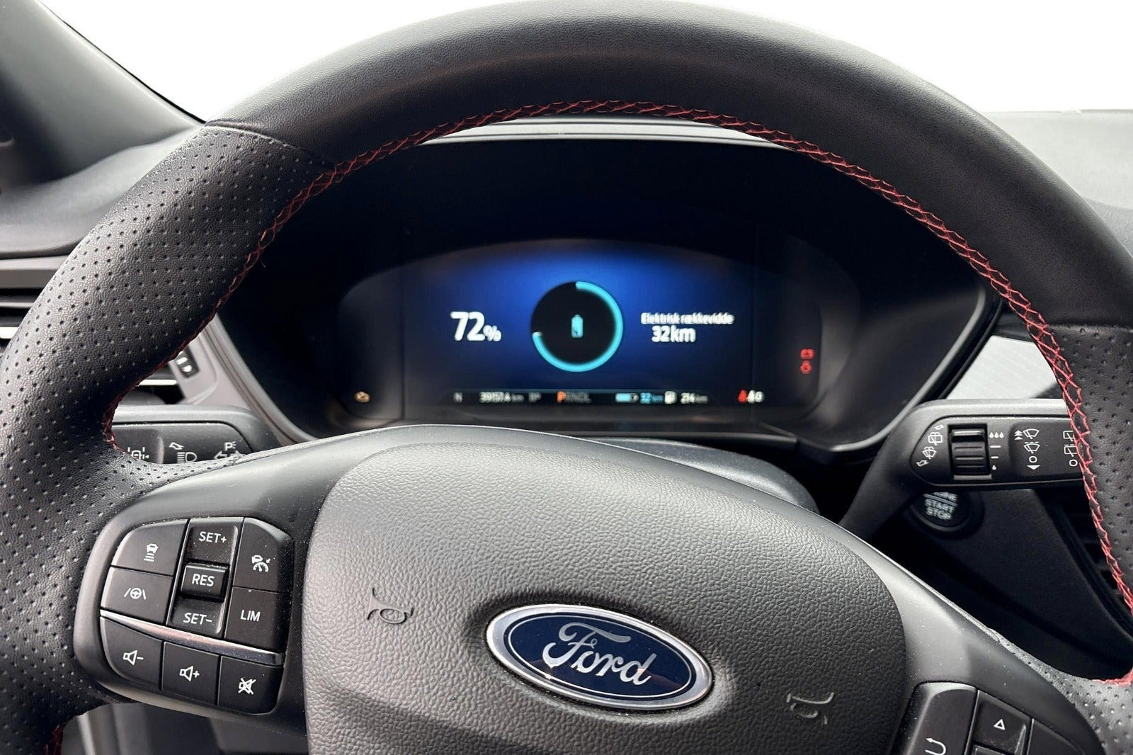 Grå Ford Kuga fra 2023
