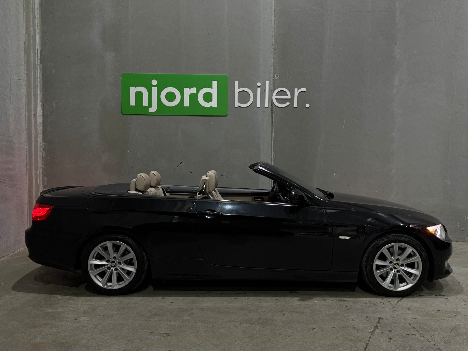 Sort BMW 320d fra 2012