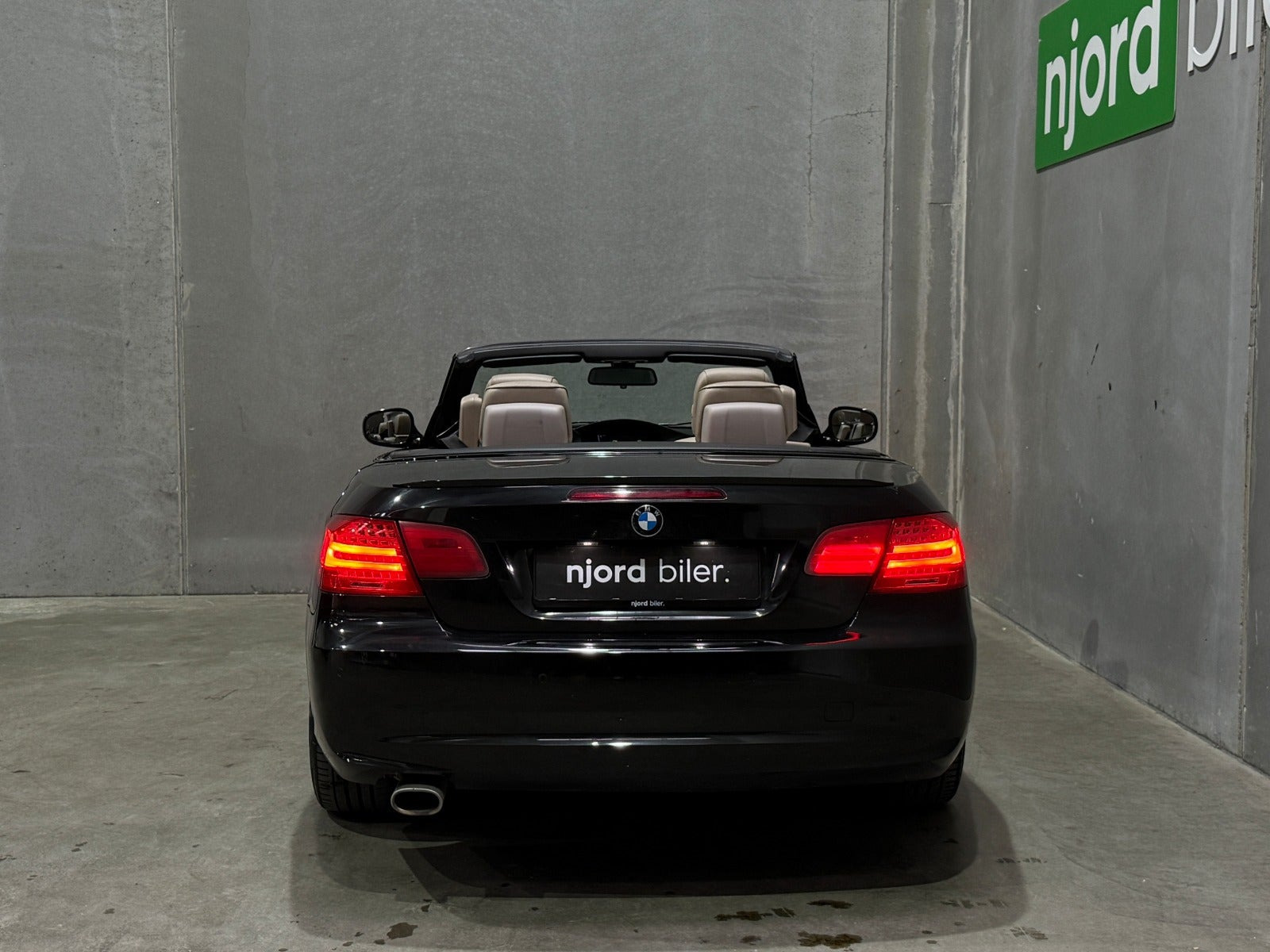 Sort BMW 320d fra 2012