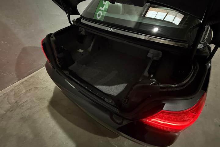 Sort BMW 320d fra 2012