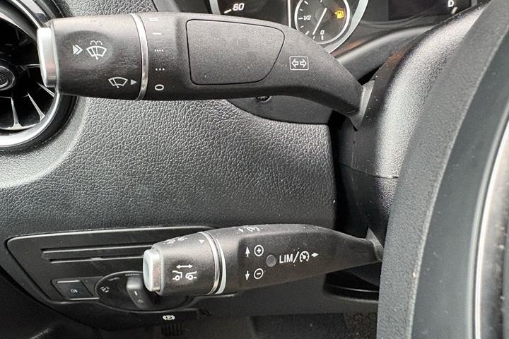 Sort Mercedes Vito 114 fra 2021