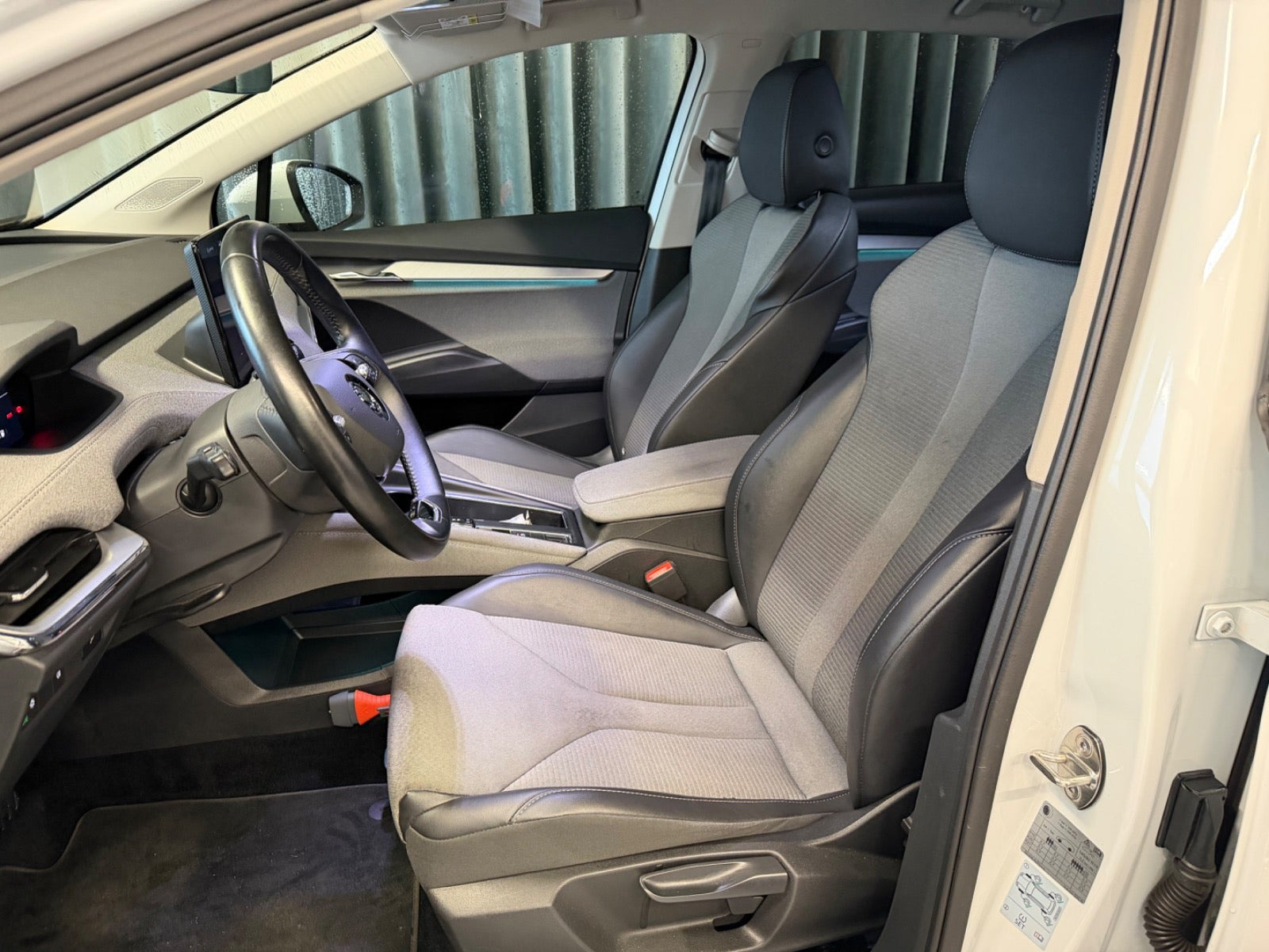 Hvid Skoda Enyaq fra 2022