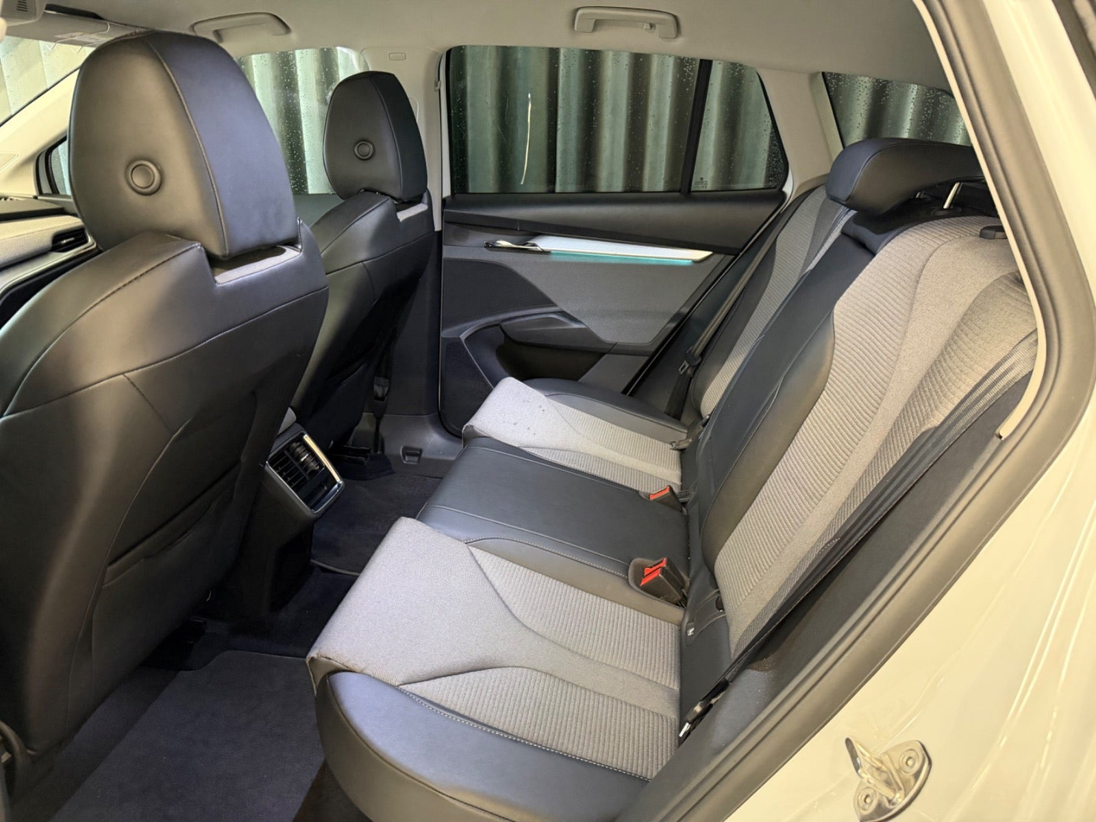 Hvid Skoda Enyaq fra 2022