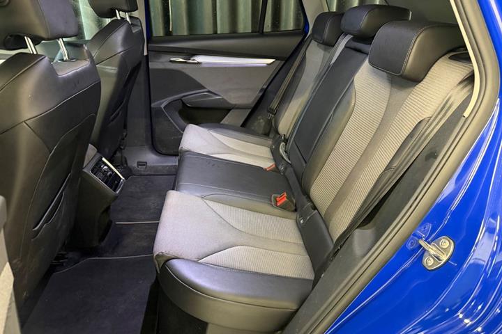 Blå Skoda Enyaq fra 2021