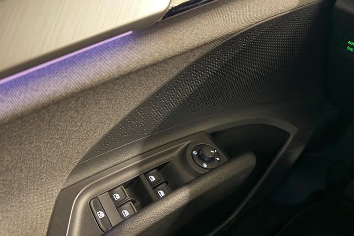 Blå Skoda Enyaq fra 2021