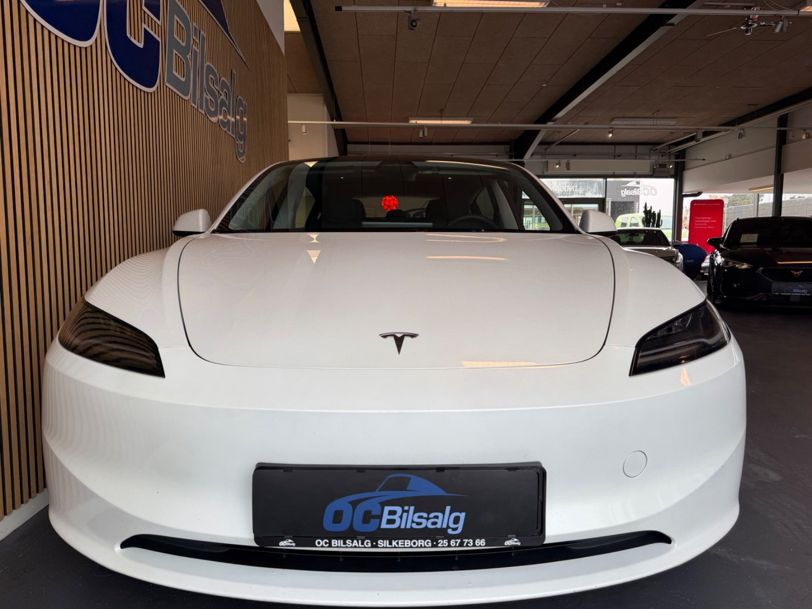 Hvid Tesla Model 3 fra 2024