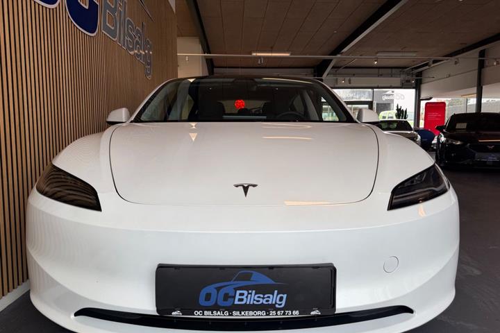 Hvid Tesla Model 3 fra 2024