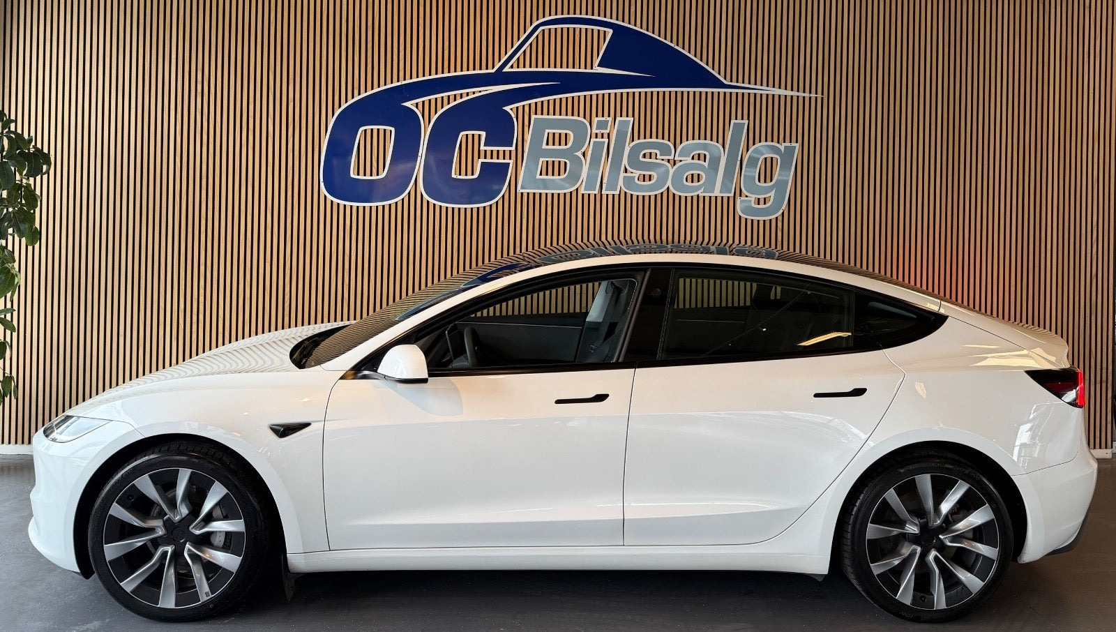 Hvid Tesla Model 3 fra 2024