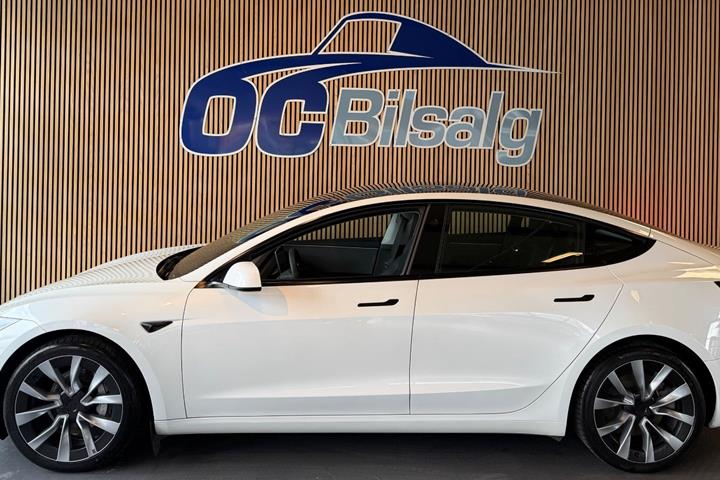 Hvid Tesla Model 3 fra 2024