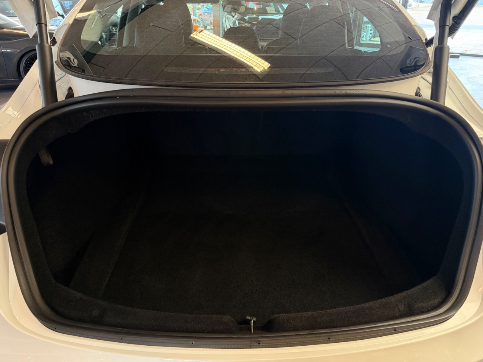 Hvid Tesla Model 3 fra 2024