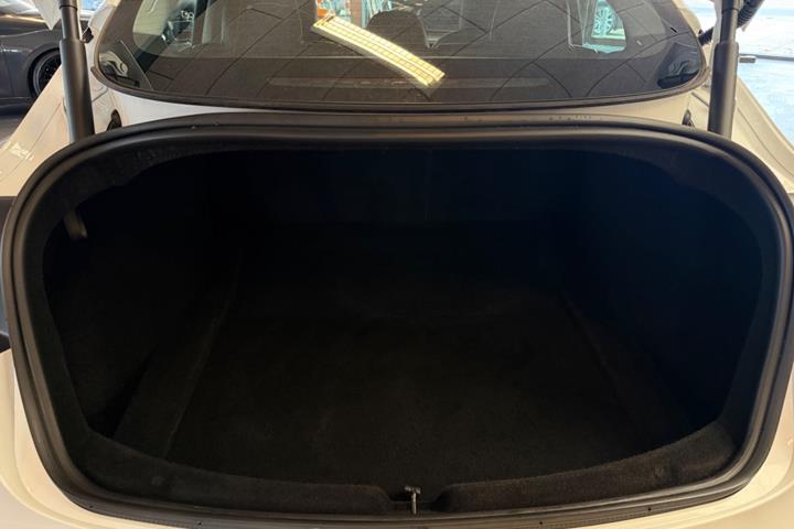 Hvid Tesla Model 3 fra 2024