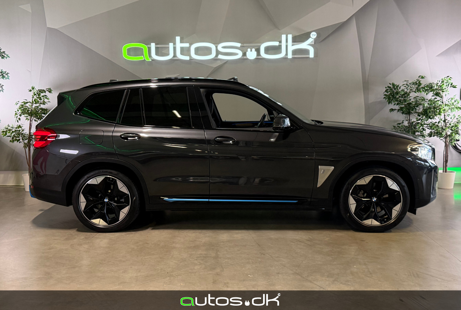 Grå BMW iX3 fra 2021
