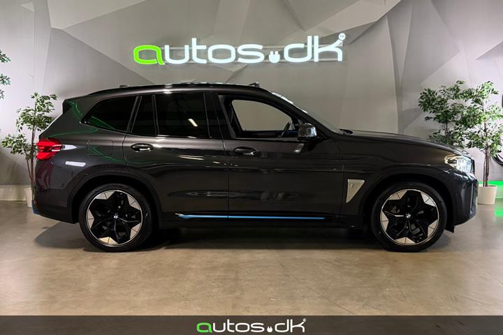 Grå BMW iX3 fra 2021