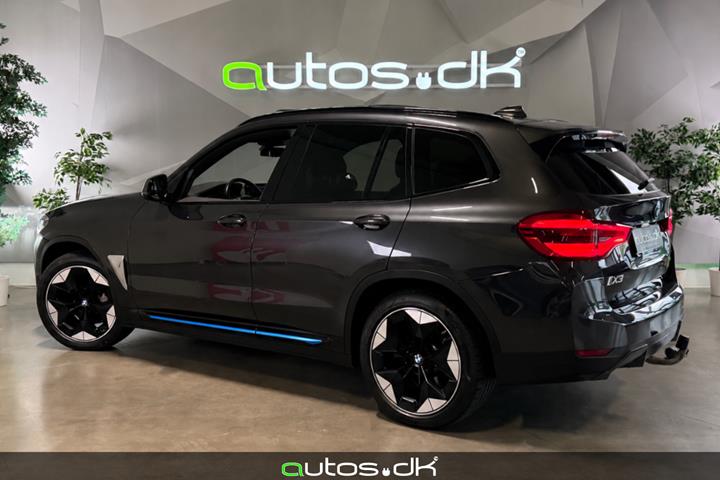 Grå BMW iX3 fra 2021