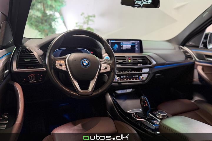Grå BMW iX3 fra 2021