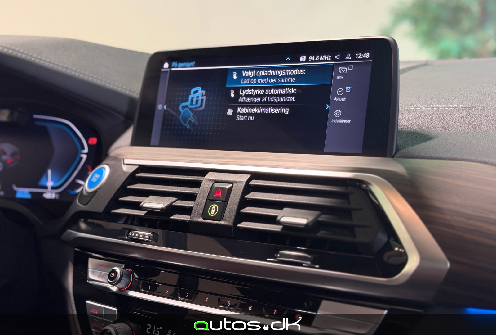 Grå BMW iX3 fra 2021