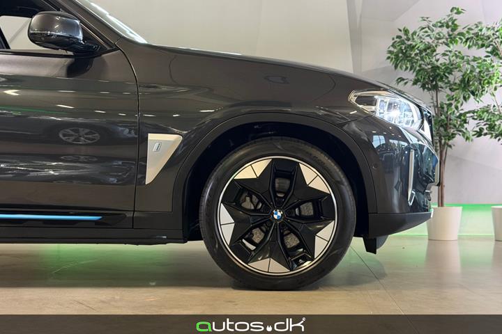 Grå BMW iX3 fra 2021