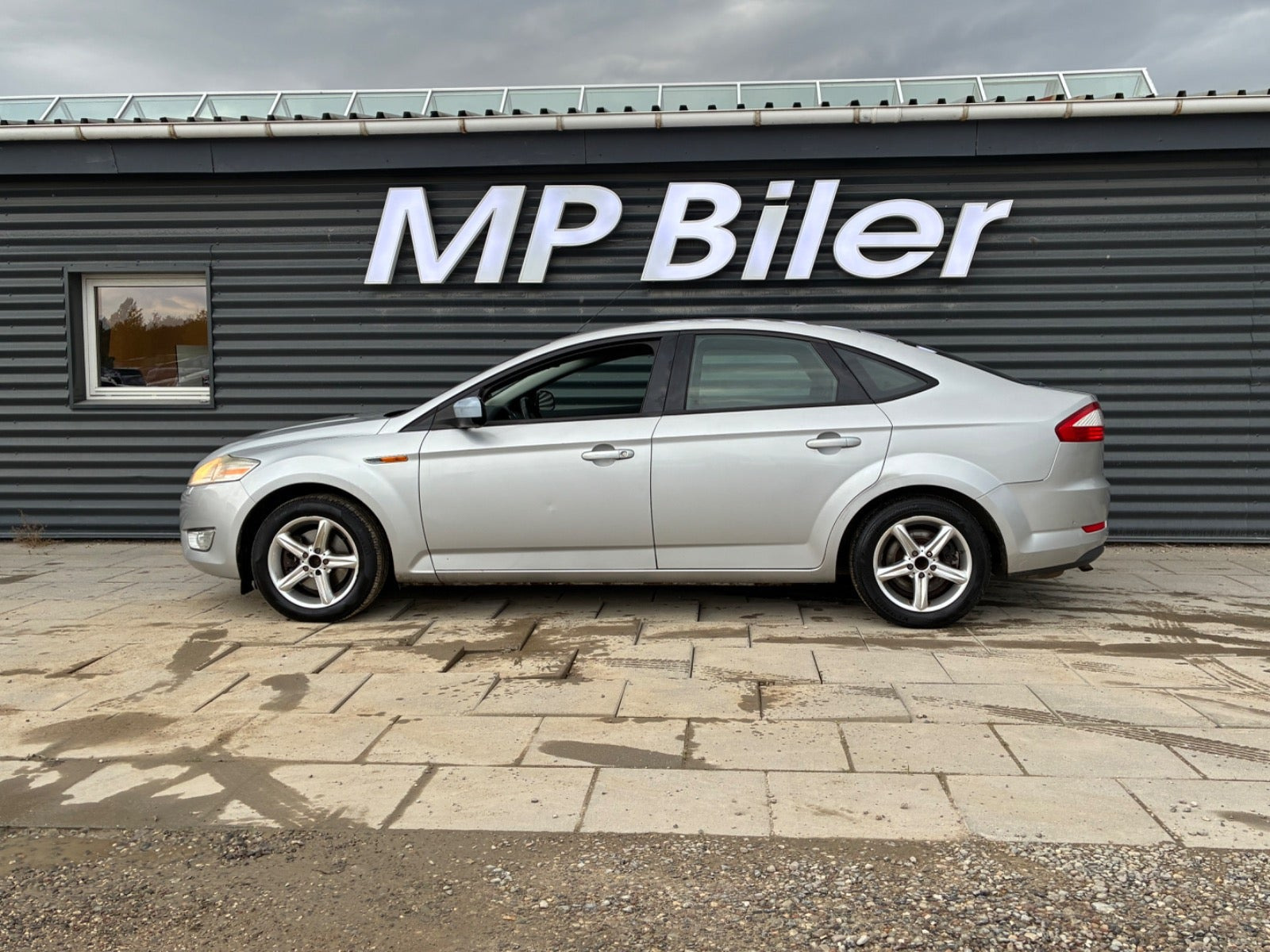 Sølv Ford Mondeo fra 2007